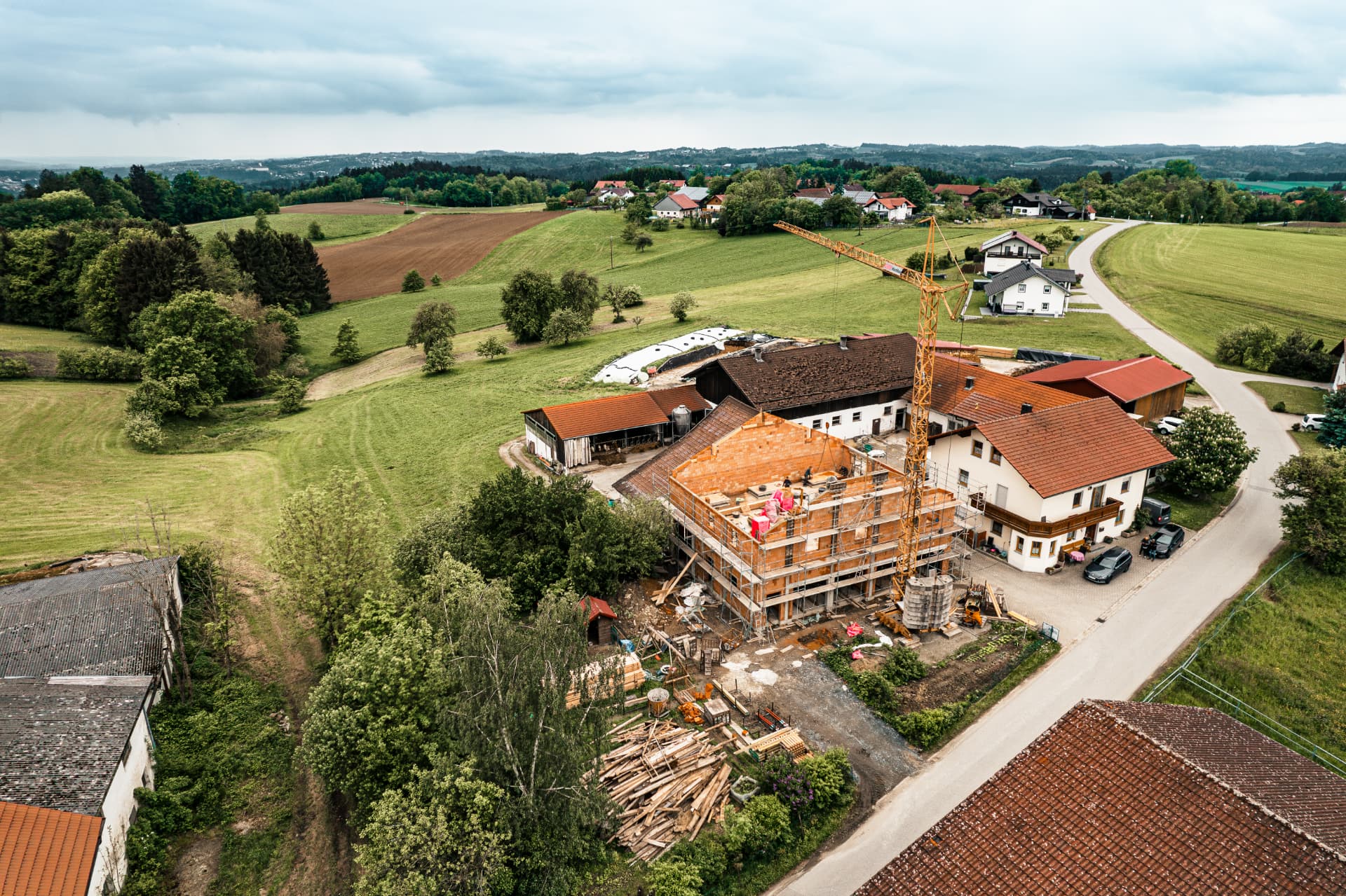 Projekt im Ortsbild – Kran und Rohbau