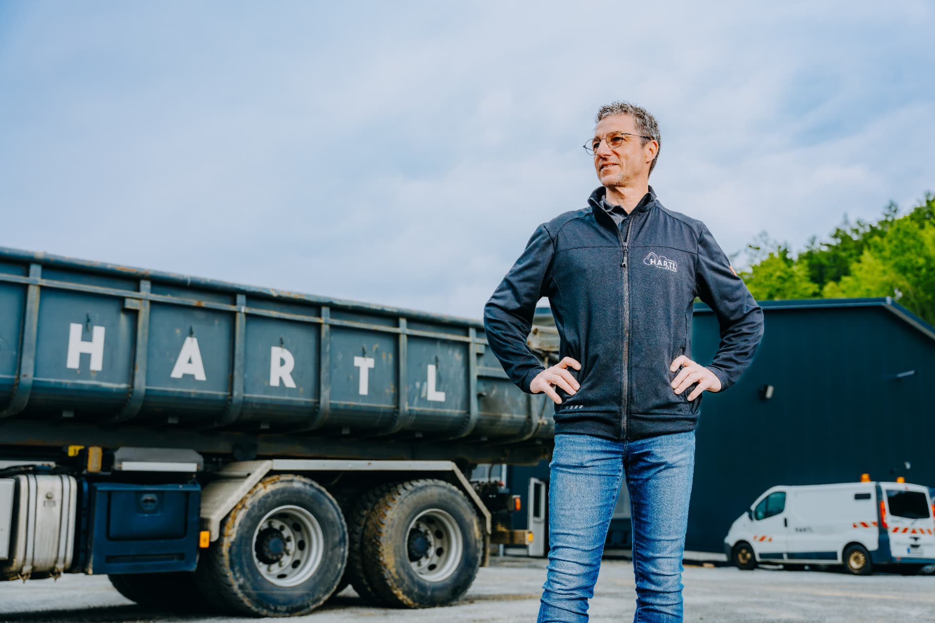 Team von Hartl Hoch- und Tiefbau am Betriebshof in Windorf