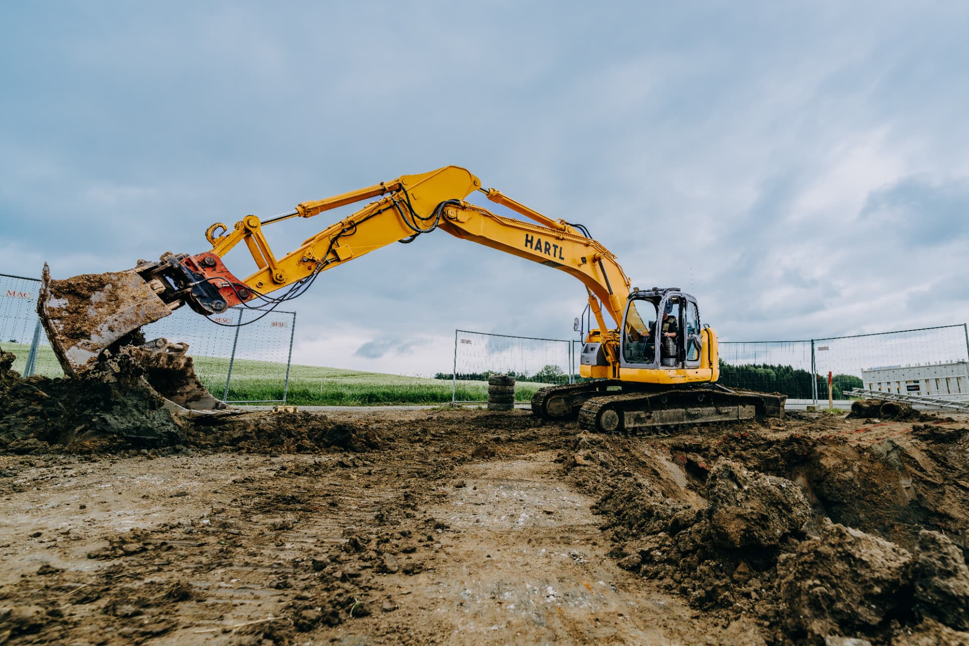 Erdarbeiten mit dem Hartl-Bagger