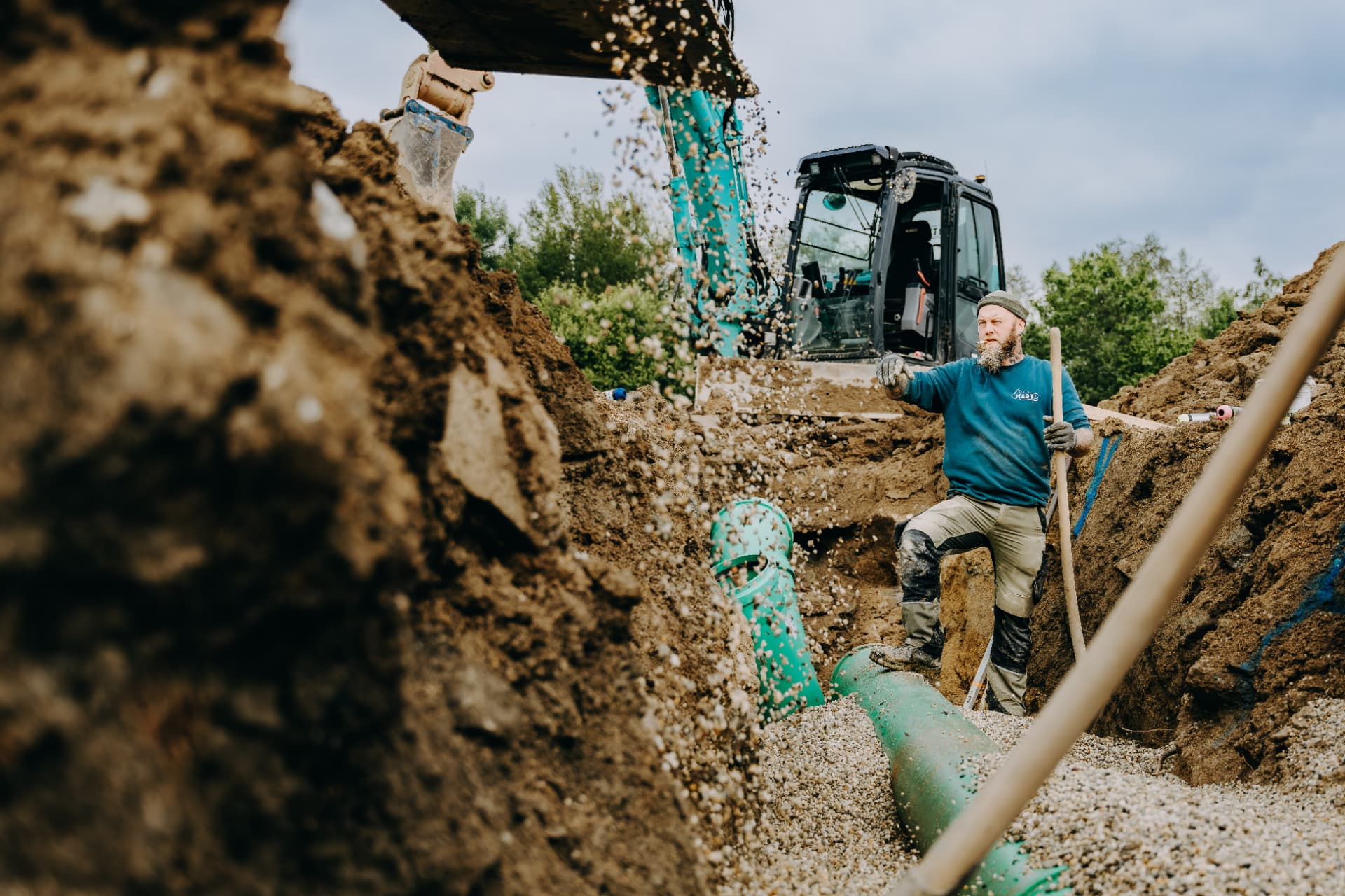 Kanalbau – Rohrbettung wird eingebaut